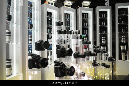 Tokyo, Japon. 12 Février, 2015. Les produits Canon sont accueillis à l'appareil photo et imagerie CP Photo Show à Yokohama, Japon, le 12 février 2015. Les quatre jours d'exposition a été ouverte le 12 février. Credit : Stringer/Xinhua/Alamy Live News Banque D'Images