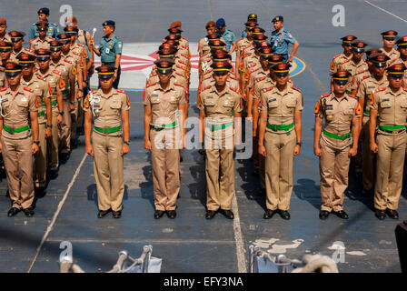 Cadets de la marine indonésienne de KRI Dewaruci (Dewa Ruci) se présentant pour une cérémonie et un briefing à Jakarta, Indonésie. Banque D'Images