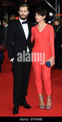 Berlin, Allemagne. Feb 11, 2015. L'acteur Jamie Dornan et son épouse Amelia Warner arrivent à la première mondiale du film "Cinquante Nuances de gris' au cours de la 65e Festival du Film de Berlin, à Berlin, Allemagne, 11 février 2015. Le film est présenté hors compétition à la Berlinale, qui se déroulera du 05 au 15 février 2015. Dpa : Crédit photo alliance/Alamy Live News Banque D'Images