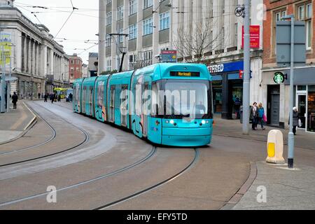 Tramway peinte en bleu dans l'ancienne place du marché du centre-ville de Nottingham en Angleterre uk Banque D'Images