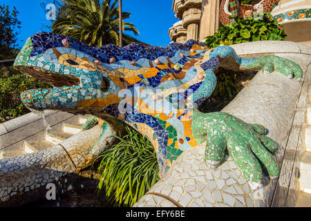 Mosaïque multicolore fontaine salamandre appelée aussi "el drac" ou dragon au Parc Guell ou Parc Guell, Barcelone, Catalogne, Spa Banque D'Images