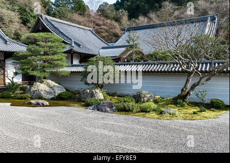 Gravier râtelé dans le jardin sud de Kare-sansui (gravier sec) du temple zen Nanzen-ji Hojo, par Kobori Enshu, 1630 (Kyoto, Japon) Banque D'Images