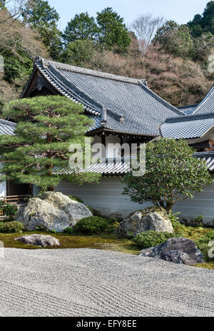 Gravier râtelé dans le jardin sud de Kare-sansui (gravier sec) du temple zen Nanzen-ji Hojo, par Kobori Enshu, 1630 (Kyoto, Japon) Banque D'Images