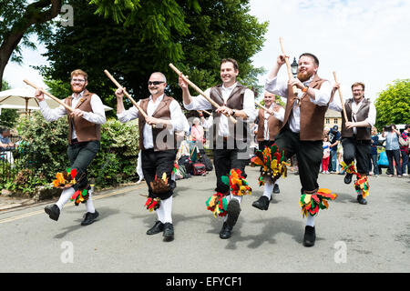 Morris Dancers, danse dans le village pittoresque de Bourton On The Water, les Cotswolds, en Angleterre Banque D'Images