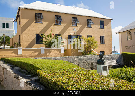 Bâtiment dans St.George's, les Bermudes. Le monument à le poète irlandais Thomas Moore dans le middleground. Banque D'Images