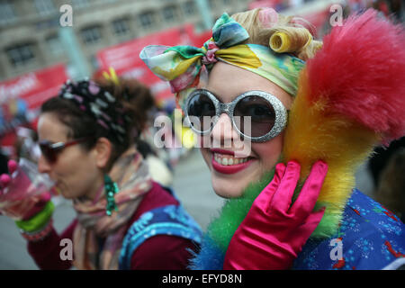 Cologne, Allemagne. 12 Février, 2015. Habillés comme des fêtards cleaners à Cologne, Allemagne, 12 février 2015. PHOTO : OLIVER BERG/dpa/Alamy Live News Banque D'Images