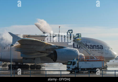 Lufthansa Airbus A380-841 pendant le dégivrage à l'aéroport de Frankfurt, Frankfurt am Main, Hesse, Allemagne Banque D'Images