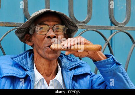 Homme fumer un cigare, le centre historique, La Havane, Ciudad de La Habana, Cuba Banque D'Images