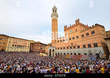 La Piazza del Campo avec le Palazzo Publico sur une journée de formation de la Palio di Siena, Sienne, Toscane, Italie Banque D'Images