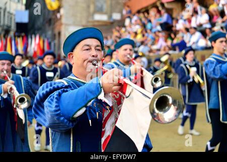 Parade festive avant l'historique course de chevaux Palio de Sienne, la Piazza del Campo, Sienne, Toscane, Italie Banque D'Images