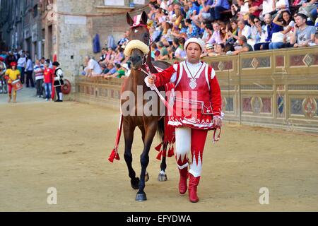 Cheval Cheval et chef de la Contrada de la girafe, Imperiale Contrada della Giraffa, à la parade avant l'historique Banque D'Images