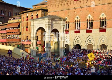 La foule en face du Palazzo Pubblico historique à la course de chevaux Palio de Sienne, la Piazza del Campo, Sienne, Toscane, Italie Banque D'Images
