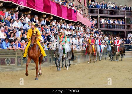 Chevaux et cavaliers avant le début de l'historique course de chevaux Palio de Sienne, la Piazza del Campo, Sienne, Toscane, Italie Banque D'Images