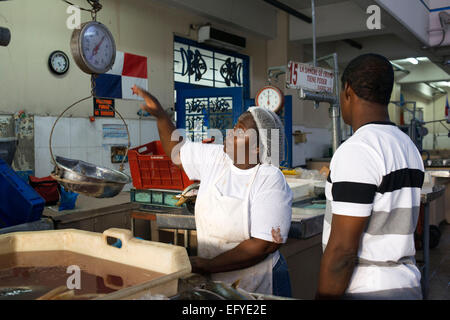 Panama, Panama City, Santa Ana quartier, marché aux poissons (Mercado de Mariscos). Femme vendeur. Poissons frais et fruits de mer à Banque D'Images