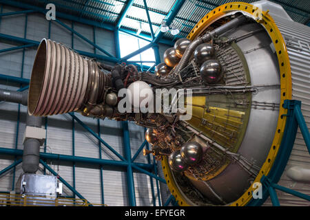 Fusée Saturn V stade intermédiaire d'appoint du moteur au Centre spatial Kennedy. Banque D'Images