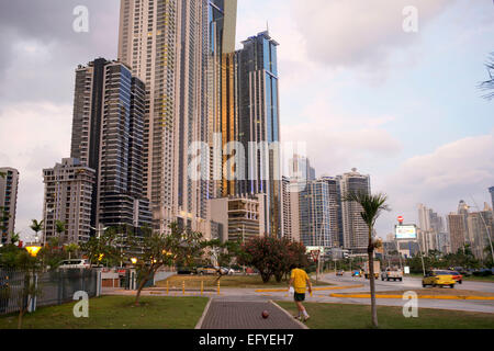 L'Avenue Balboa gratte-ciel skyline road nouvelle digue. Skyline, Panama, Panama, Amérique centrale. Cinta Costera Océan Pacifique Co Banque D'Images