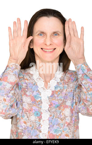 Femme souriante avec ouvrez les yeux bleus et ouvrir les mains en montrant la paume près du visage Banque D'Images