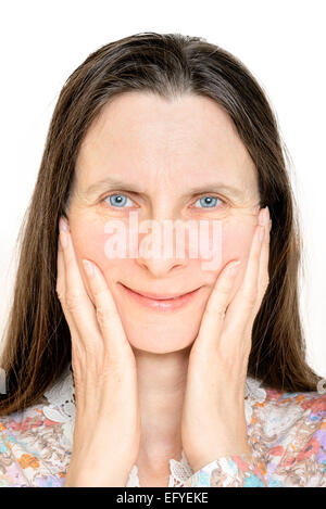 Portrait of a happy smiling mature woman, avec les mains sur son visage Banque D'Images