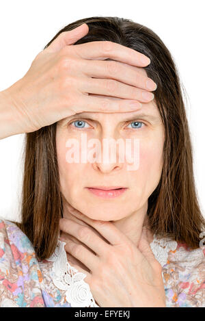 Portrait de femme souffrant de maux de tête et la laryngite, probablement l'influenza. Elle garde une main sur la gorge et un autre sur la th Banque D'Images