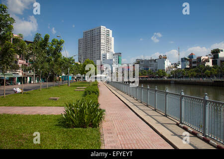 Résidentiel moderne immeuble de grande hauteur sur Rach Ben canal, Ho Chi Minh City, Vietnam Banque D'Images