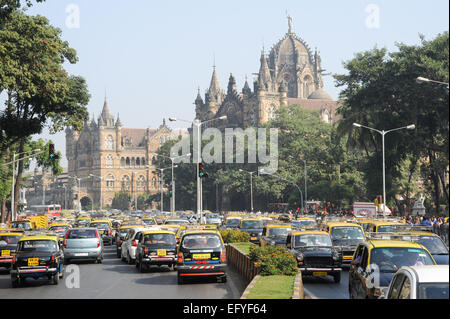 Mumbai, Inde - 5 janvier 2015 : les gens sur le trafic en face de la Gare Chhatrapati Shivaji anciennement gare Victoria à Mumb Banque D'Images