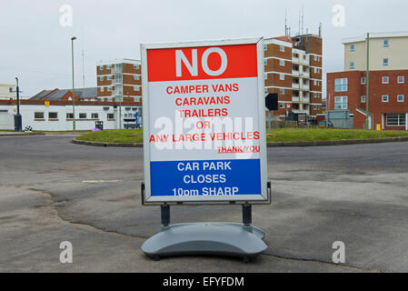 Inscrivez-parking extérieur : pas de camping-cars, caravanes, remorques non pas ou n'importe quel grand véhicule Banque D'Images