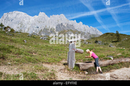 Randonneur de boire à une fontaine, paysage alpin, Hochkönig Mühlbach, Salzbourg, Autriche, de l'État Banque D'Images