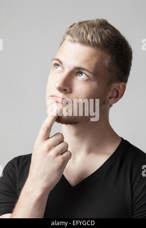 Portrait of young man isolé sur fond gris Banque D'Images