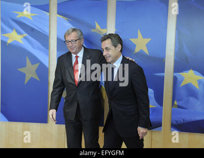 Bruxelles, Belgique. 12 Février, 2015. Le Président de la Commission européenne, Jean-Claude Juncker (L) rencontre avec l'ancien président français Nicolas Sarkozy au siège de l'UE à Bruxelles, Belgique, le 12 février 2015. Credit : Ye Pingfan/Xinhua/Alamy Live News Banque D'Images