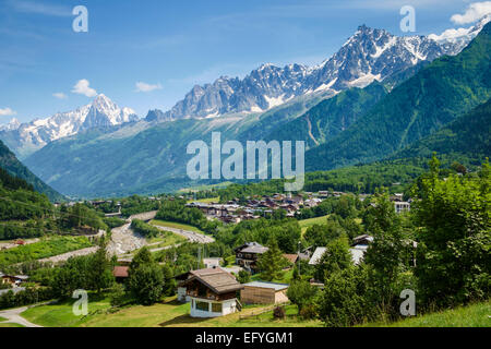 Village des Houches dans la vallée de Chamonix avec les Aiguilles de Chamonix derrière, près de Chamonix, Savoie, France, Europe Banque D'Images