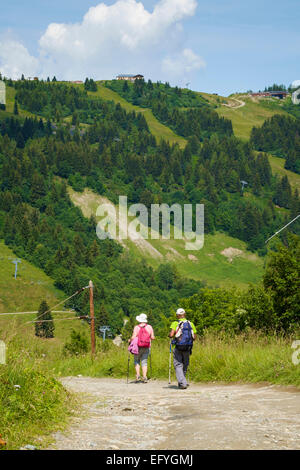 Les marcheurs dans les Alpes françaises près de Prarion, vallée de Chamonix, France, Europe Banque D'Images