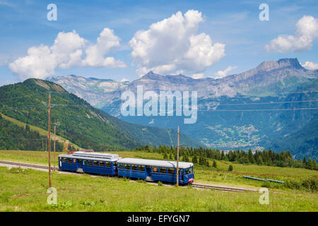 Le tramway du Mont Blanc train à crémaillère avec le village de Servoz ci-dessous, à Bellevue, près de Chamonix, Alpes françaises, France Banque D'Images