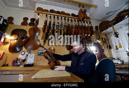 Peter Ratcliff, restaurateur de violon et d'instruments de musique à Brighton Royaume-Uni - usage éditorial uniquement Banque D'Images