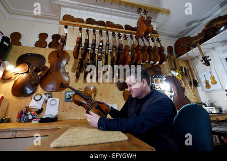 Peter Ratcliff, restaurateur de violon et d'instruments de musique à Brighton Royaume-Uni - usage éditorial uniquement Banque D'Images