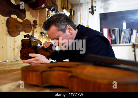 Peter Ratcliff, restaurateur de violon et d'instruments de musique à Brighton Royaume-Uni - usage éditorial uniquement Banque D'Images