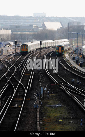 Southern Rail train approchant la gare de Brighton UK sur la ligne Londres à Brighton Banque D'Images