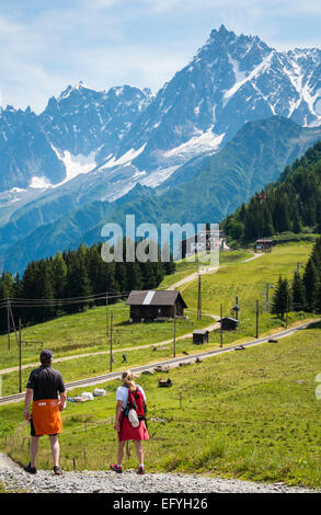 Les randonneurs marche à Bellevue Les Houches ci-dessus avec l'Aiguille du Midi derrière, vallée de Chamonix, Alpes, France, Europe Banque D'Images