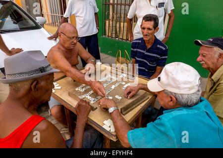 Les hommes cubains jouer aux dominos sur une table à l'extérieur, la vieille ville, la Trinité, la province de Sancti Spiritus, Cuba Banque D'Images