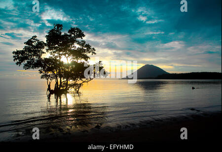 Coucher du soleil sur la côte de l'île de Bunaken avec l'île de Manado Tua dans l'arrière-plan Banque D'Images