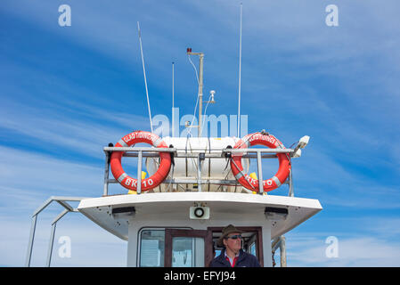 Le capitaine de l'annonce joyeuse VII, un bateau de plaisance qui navigue à l'intérieur de Seahouses Farnes, Northumberland, England Banque D'Images