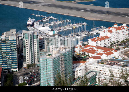 D'appartements modernes à haute densité de logement, Gibraltar, territoire britannique d'outre-mer dans le sud de l'Europe Banque D'Images