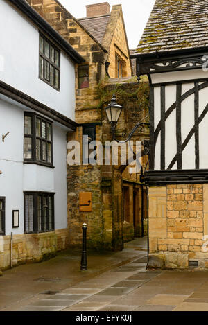 Lane avec arche en pierre à Sherborne Dorset, voir de vieilles maisons et ruelle dans le village historique Banque D'Images