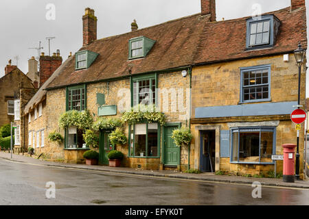 Maisons anciennes en pierre à Sherborne Dorset, , vue sur la rue et maisons anciennes dans le village historique Banque D'Images