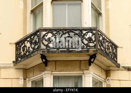 Détail de balustrade balcon décoré fait en fonte au centre de la mer, ville touristique tourné à partir de la voie publique Banque D'Images