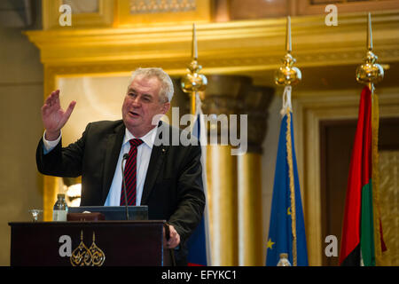 Abu Dhabi, Emirats Arabes Unis. 12 Février, 2015. Le président tchèque Milos Zeman assiste à business forum à Abu Dhabi, Émirats arabes unis, le 12 février 2015. © David/Tanecek CTK Photo/Alamy Live News Banque D'Images