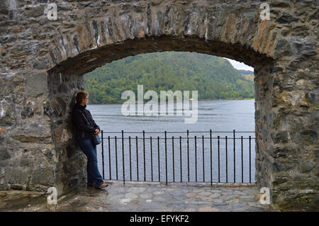 En admirant la vue depuis le château d'Eilean Donan, Highlands, Scotland Banque D'Images