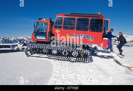 Un véhicule en chenillette prend les visiteurs de la neige le mont Chauve pour une vue panoramique de paysages d'hiver à la station balnéaire de Sun Valley dans l'Idaho, USA. Banque D'Images