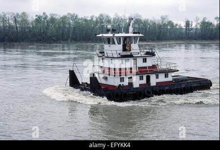 Un type de remorquage appelé un pusher, pusher ou bateau remorqueur pousseur est utilisé pour pousser des barges de marchandises sur le fleuve Mississippi aux États-Unis. Banque D'Images