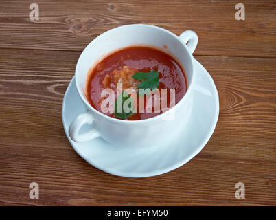 Soupe du pêcheur - halaszle originaires comme un plat de la cuisine hongroise, eau chaude et épicée soupe de poisson au paprika Banque D'Images