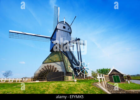 Vieux moulin de pompage de l'eau tournant en Hollande Banque D'Images